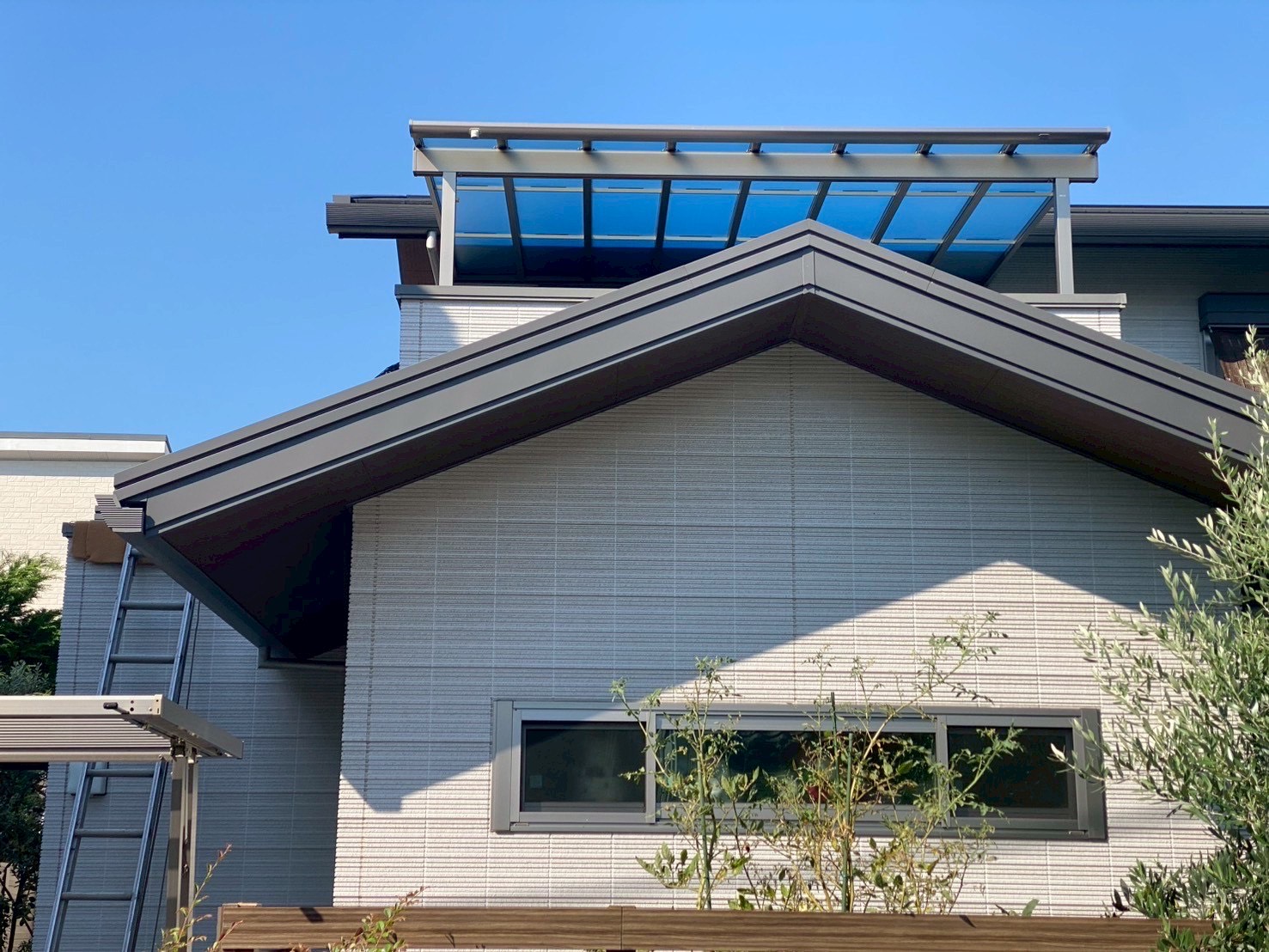 戸建て＞オーニング・テント設置工事　写真２枚