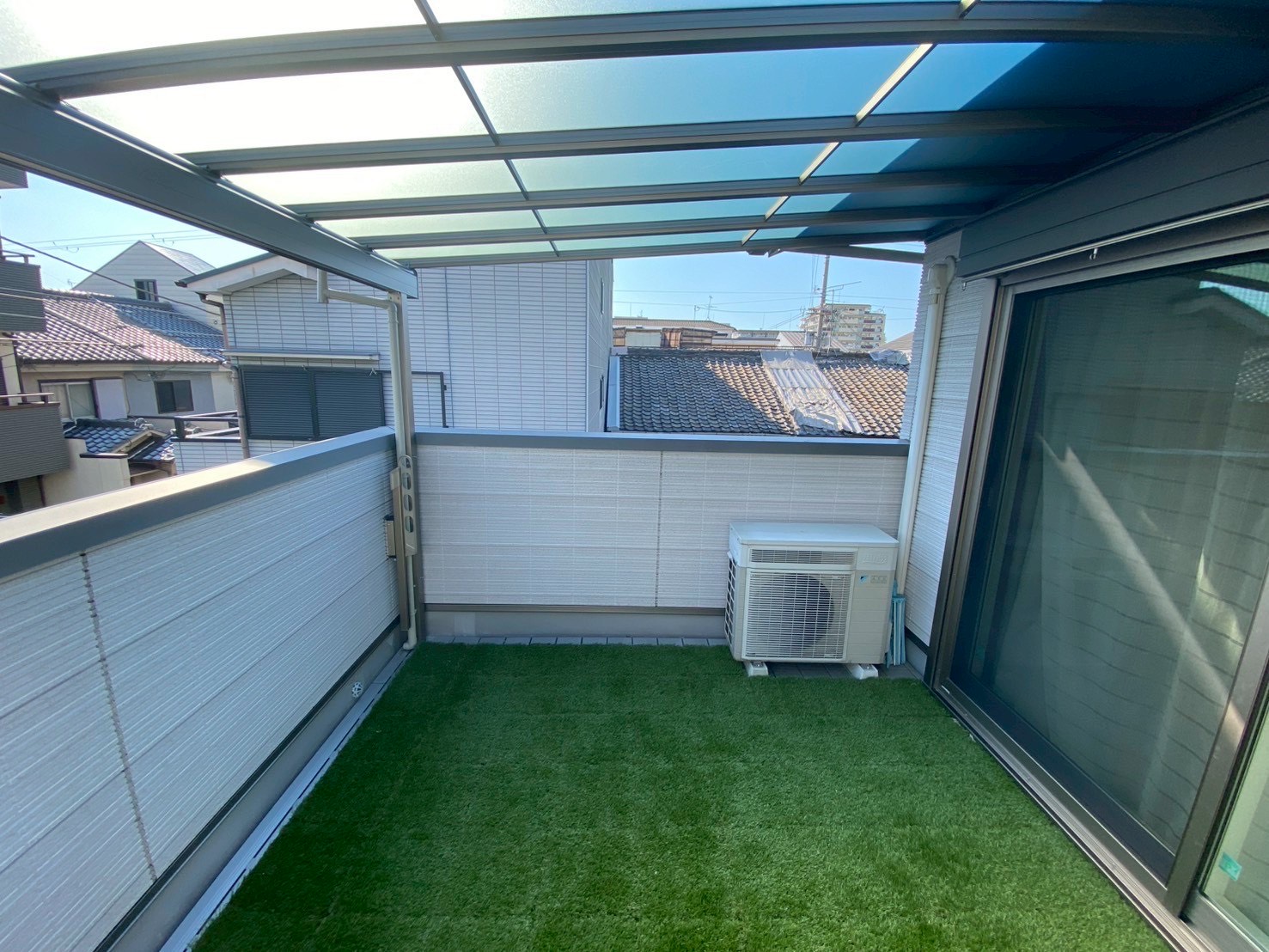 戸建て＞ベランダ屋根設置工事　写真２枚