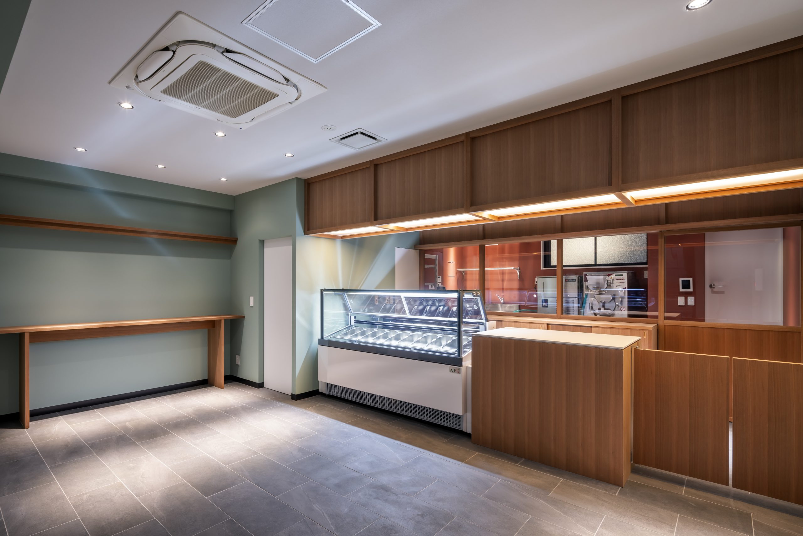 店舗＞新築工事　写真４枚